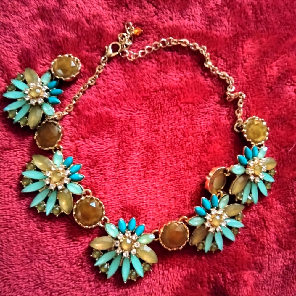 Beautiful necklace in like new condition. 21" long